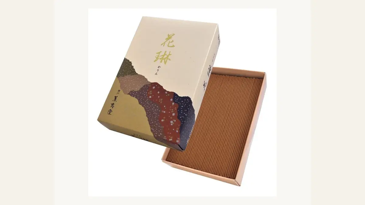 箱を開けて並べた茶色の線香の商品写真