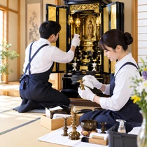 仏壇と仏具のお手入れをする作業のイメージ