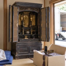 古い仏壇と、別にまとめた位牌・仏具の整理イメージ